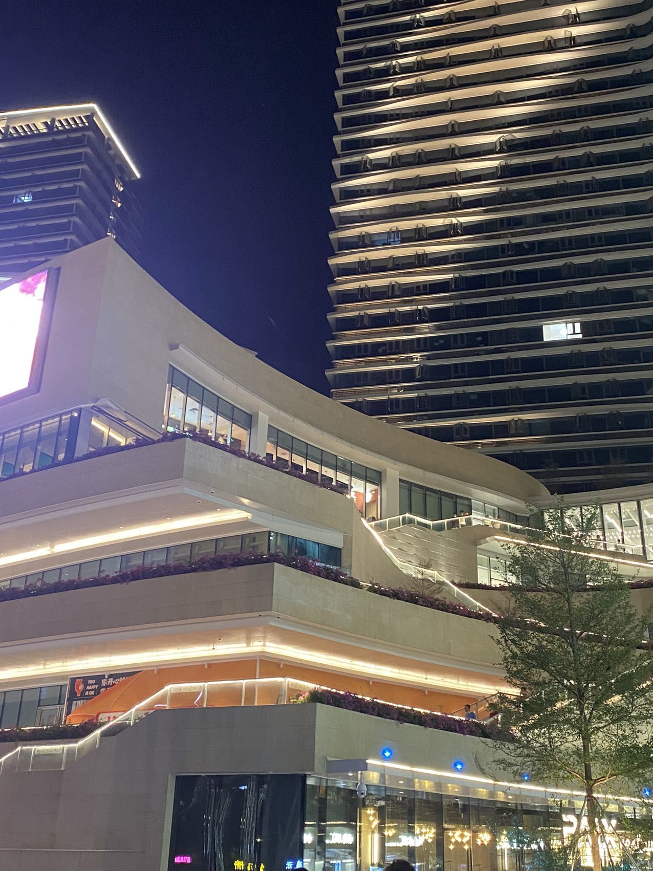 国庆假期第一天
虾虾带爸妈来到广州梅花园新地标
信达金茂广场