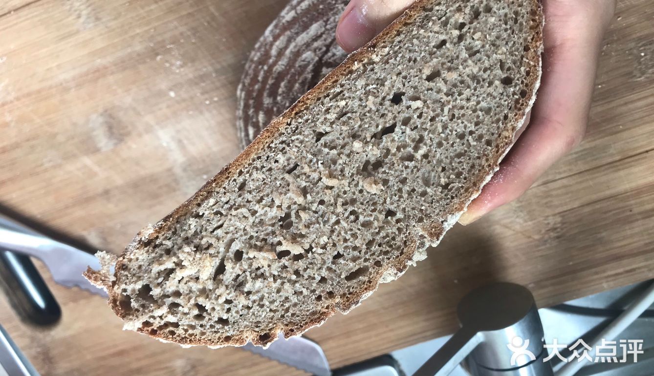 【乡村面包】是几乎由面包粉做的