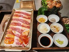 -围炉肉舍•炭烤活鳗•丹东海鲜烤肉(步行街店)