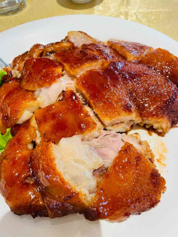 鸿宴饭庄(南湖店)-"煨肘子特别软烂,卖相也好,服务员用筷子就.