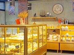 面包甜点陈列柜-啊噗吐呦现场烘焙(麦凯乐店)