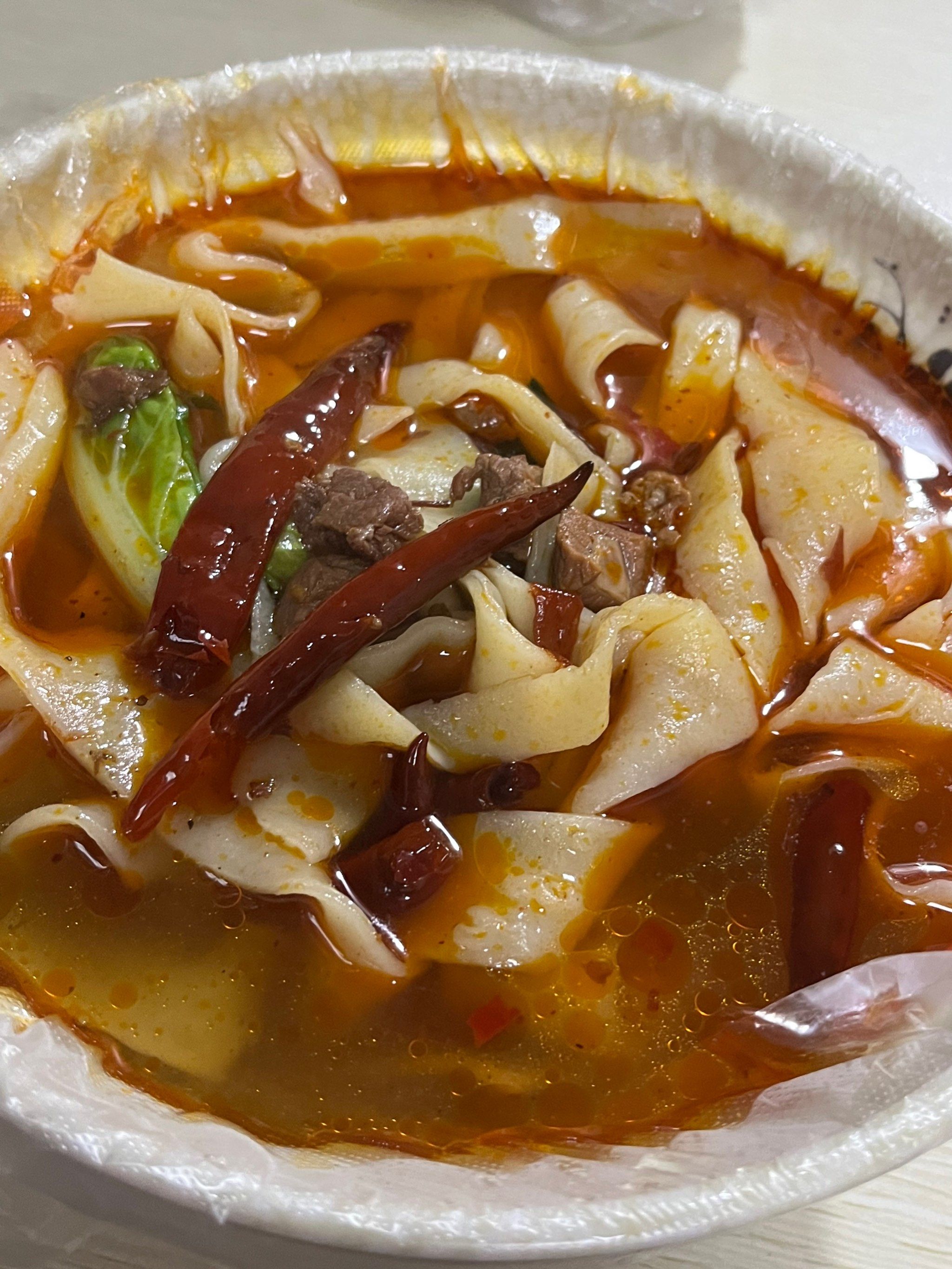 牛肉板面热气腾腾