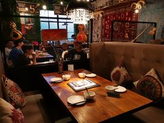 卡座-阿里家·新疆烤肉酒場 by MIG