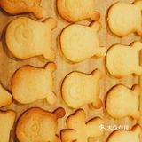 黄油150克，鸡蛋100克（约两个稍小的蛋）