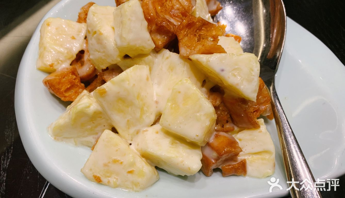 味道都不错,菜品种类很多,就是量有点小