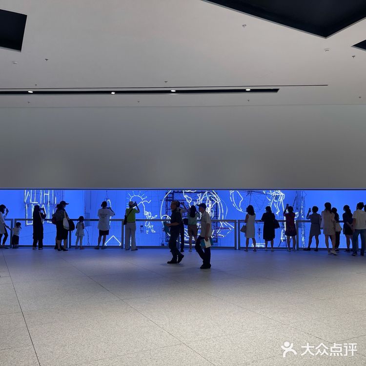 上海最好的现当代艺术馆的浦东美术馆开馆啦[加油]