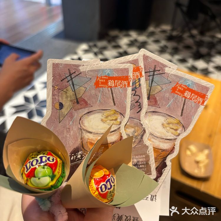 未成年不许喝酒但成年人买酒送棒棒糖