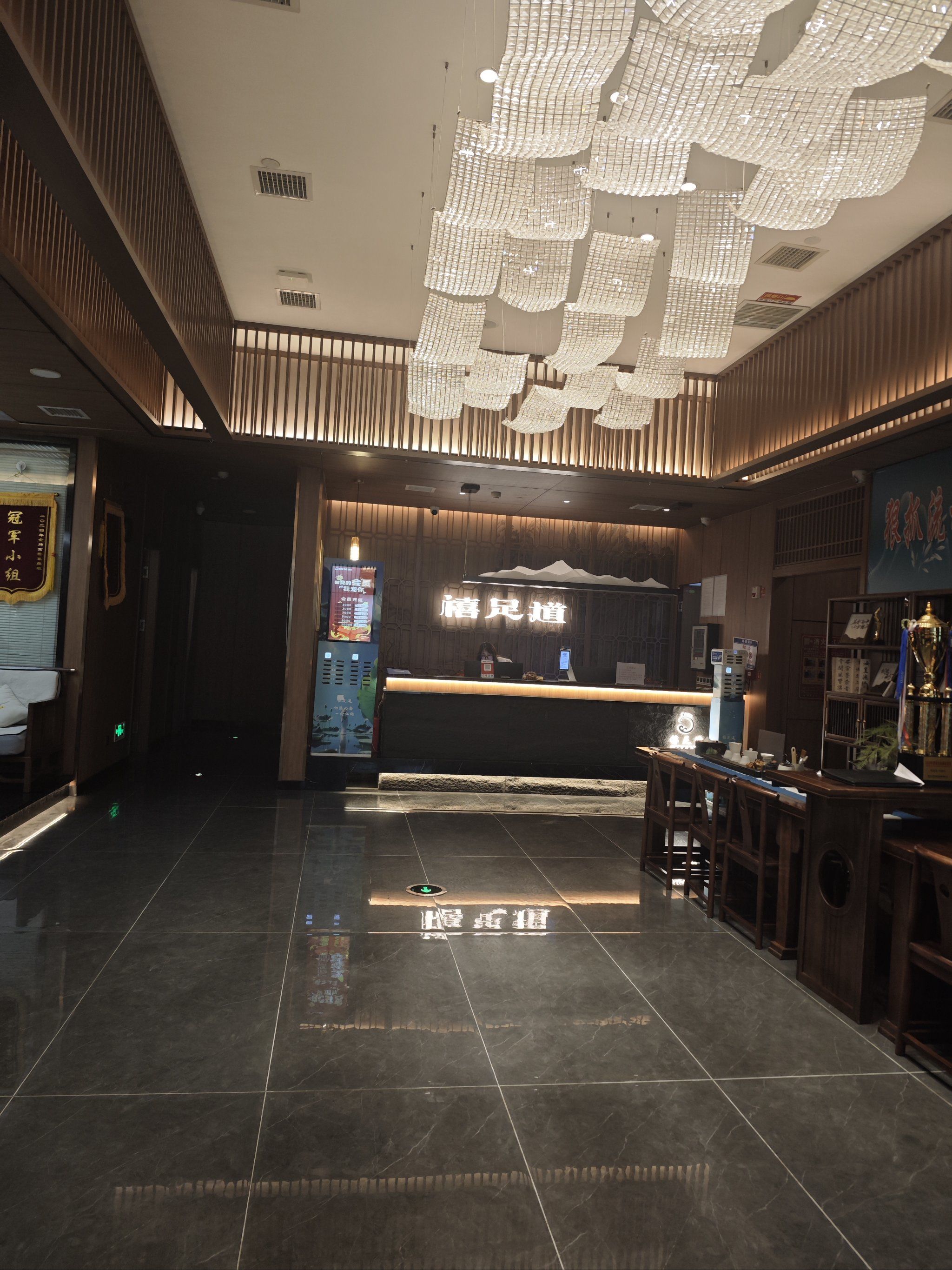 意外走到一家环境超好的足疗店,前台接待的