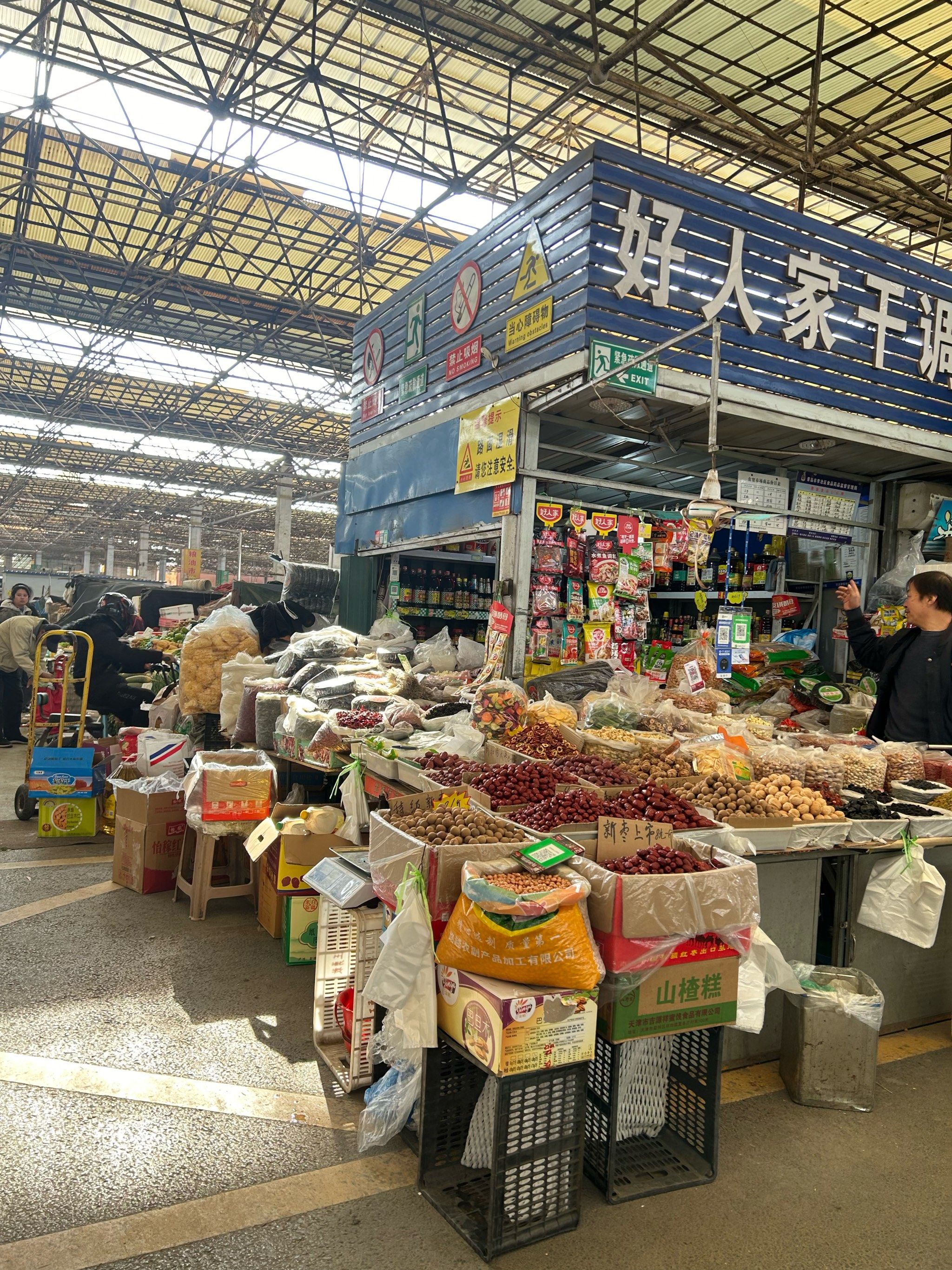 n买自己喜欢的菜品,逛充满烟火气的市场,琳琅满目的水果蔬菜和肉