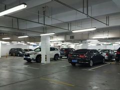 -迪卡侬运动专业超市-停车场