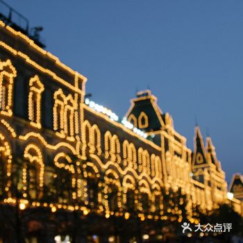 古姆商场每个棱角上的灯光全部亮起