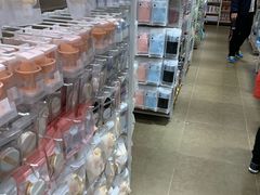 -名创优品(北京新中关购物中心地铁层店)