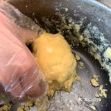 篩入低筋麵粉，奶粉，攪拌. 到沒有麵粉末了，揉成團