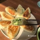 韭菜盒子配腊八蒜，绝了！！！