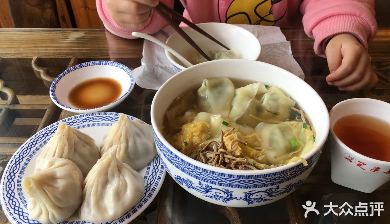 一下子吃了三个小笼包一如既往的品质皮薄汁多