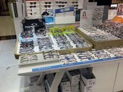 -美式眼镜·授权蔡司.依视路.尼康.豪雅.明月(人民广场店)