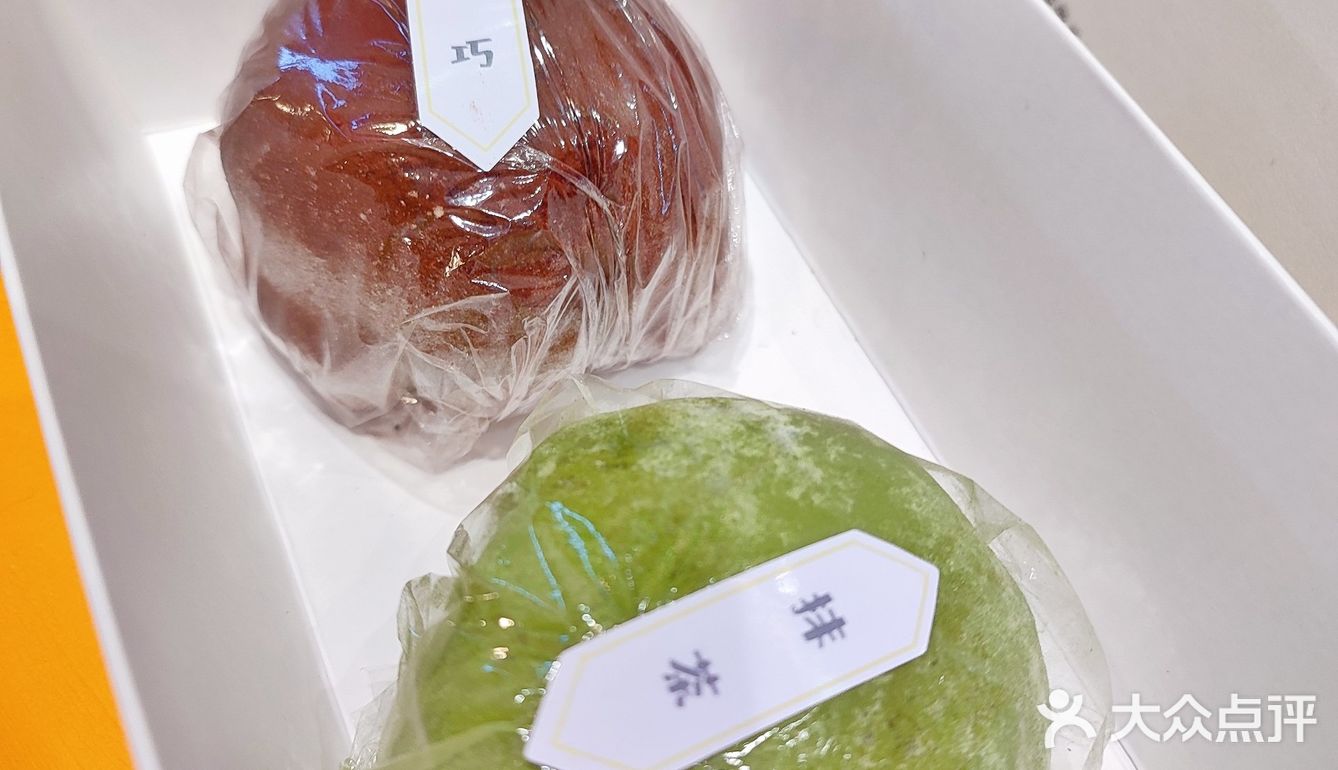 抹茶味的内馅，里面还夹着甜糯可口的红豆，浓郁香甜
