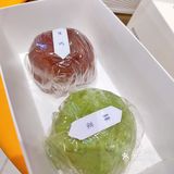 抹茶味的内馅，里面还夹着甜糯可口的红豆，浓郁香甜