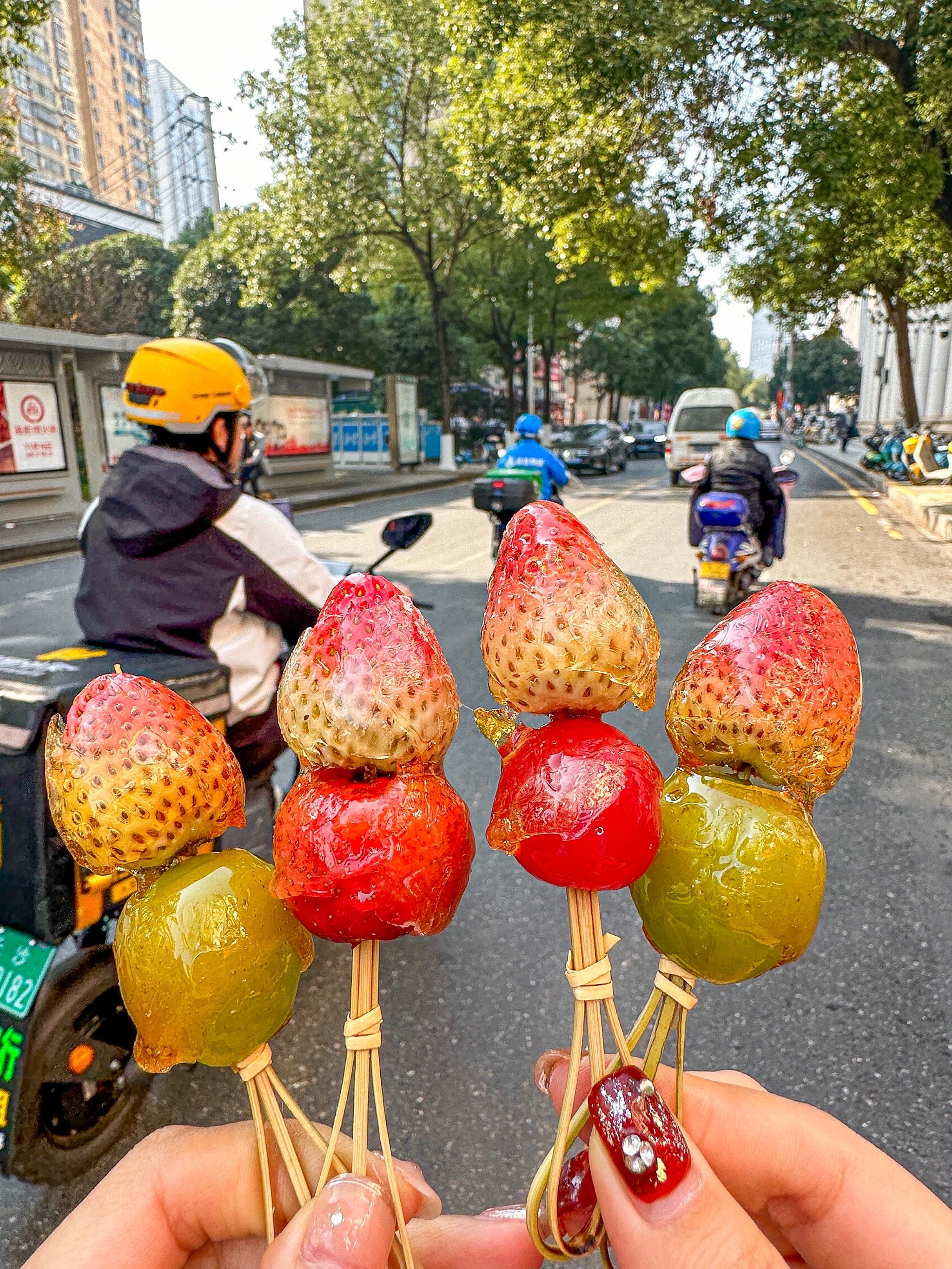 手拿糖葫芦照片图片