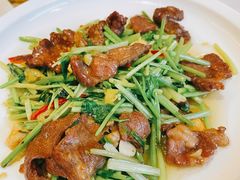 香芹炒牛肉-小厨师·二十年沈家门小海鲜(百井坊巷店)