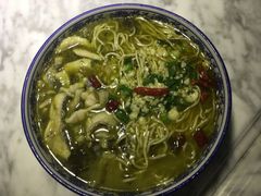 老坛酸菜黑鱼面-轻捞慢起面馆(新世界百货店)