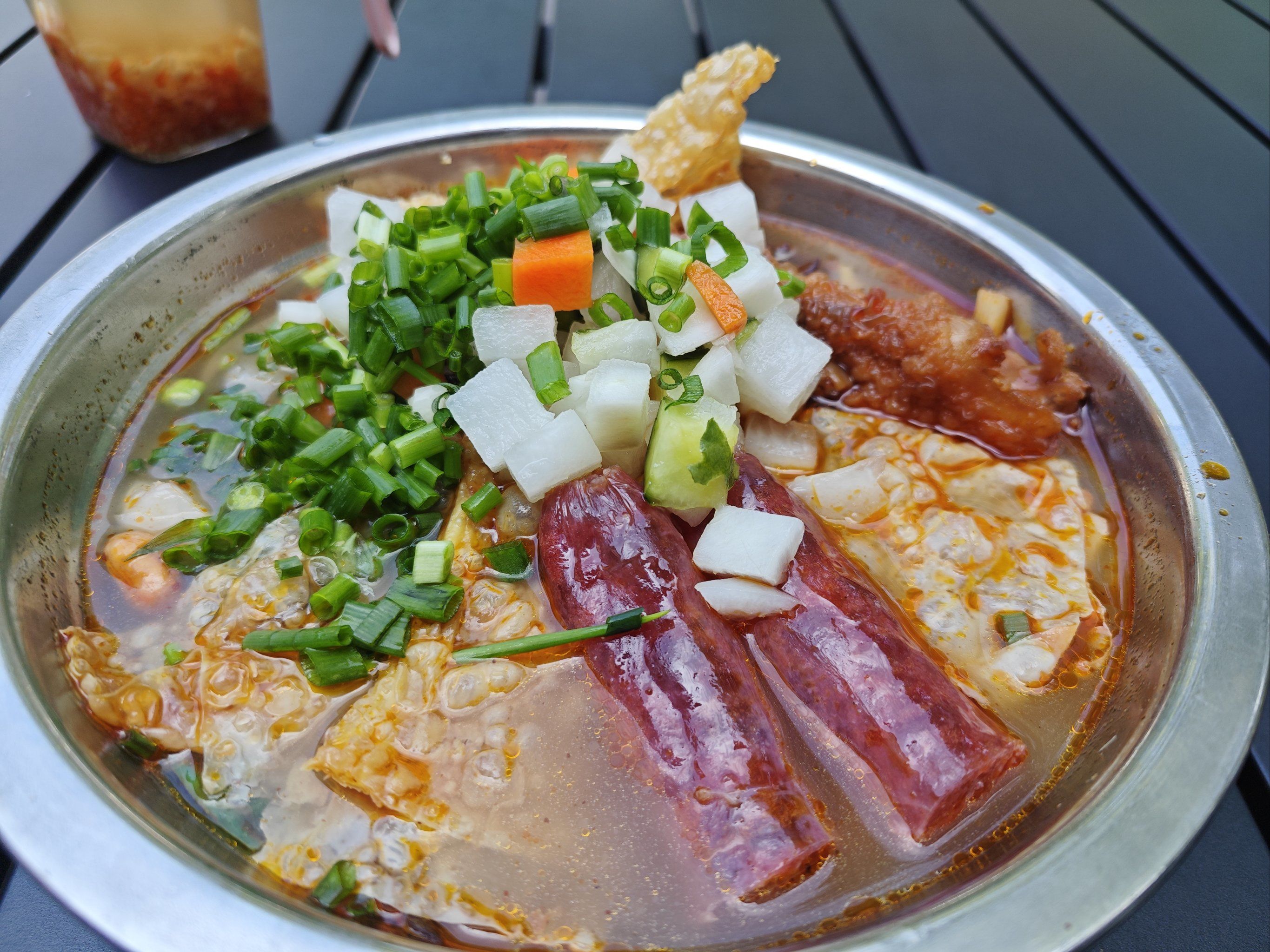 螺蛳粉一口就上头 米粉的口感很棒,香肠入口酒香味