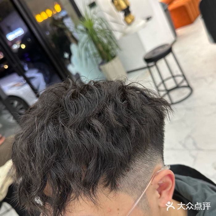 金铂丽轻奢沙龙•直营(荣安华府烫染店)图片