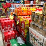 因为这家超市开了10年了，特别方便所以很受附近居民欢迎