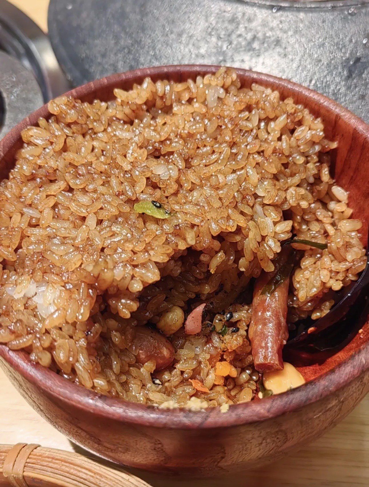 贵州糯米饭以其丰富的配料和独特的口感著称