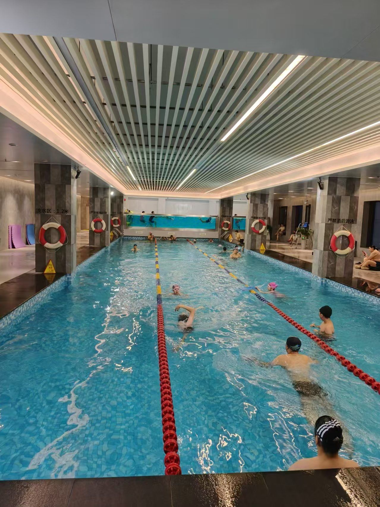 室内泳池享受