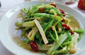 Stir-fried Tofu Threads with Water Celery