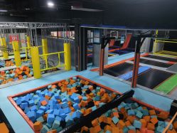 -蹦贝运动中心·蹦床·攀岩·闯关(龙岗店)