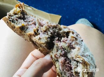 难得的欧洲面包好店｜红豆沙核桃仁面包