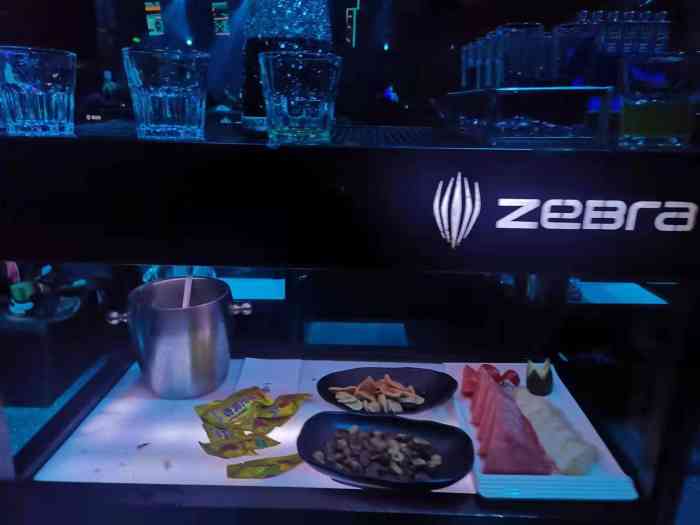 斑马-"第一次来武汉酒吧 都是小年轻～下班来."-大众点评移动版