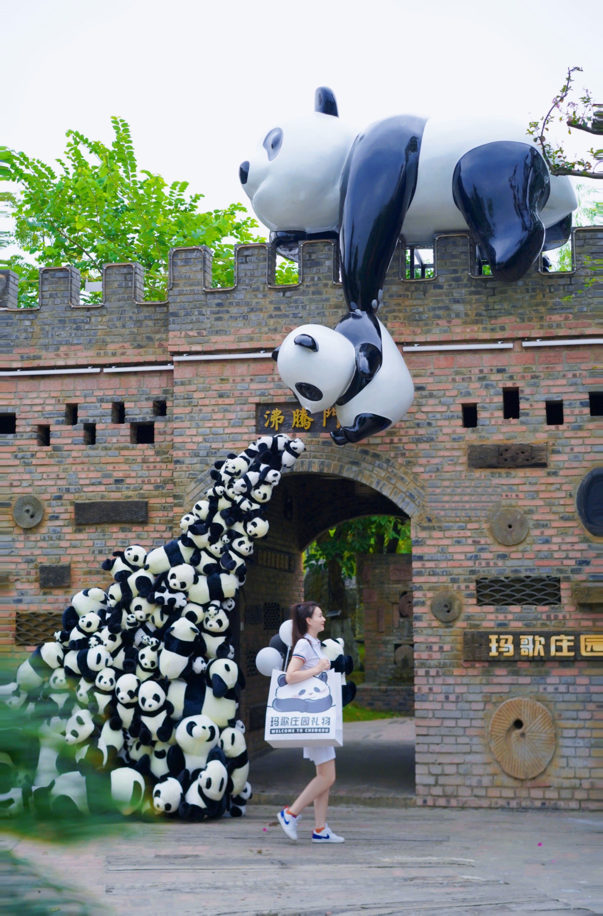 成都玛歌庄园!熊猫全程陪我吃火锅