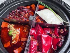 -爱你您·自家鱼塘·活水喷泉鱼火锅(八里店)
