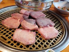 玫瑰牛舌-唯成•韩国炭火烤肉 유성고기