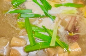 筒筒笋腊肉排骨猪蹄火锅