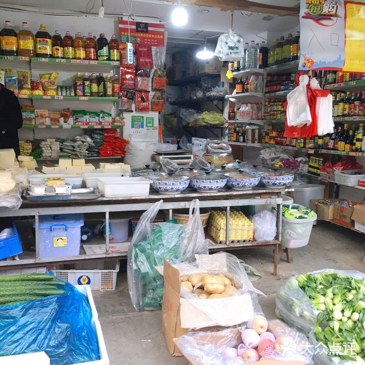 后宰门马路旁的门面店，蔬菜、水果、蛋、奶、豆制品应有