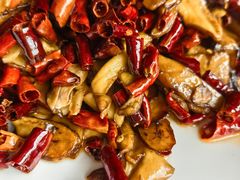 干辣椒炒美味牛肝菌-蔼若春.传承三十年云南菜(金碧公园店)