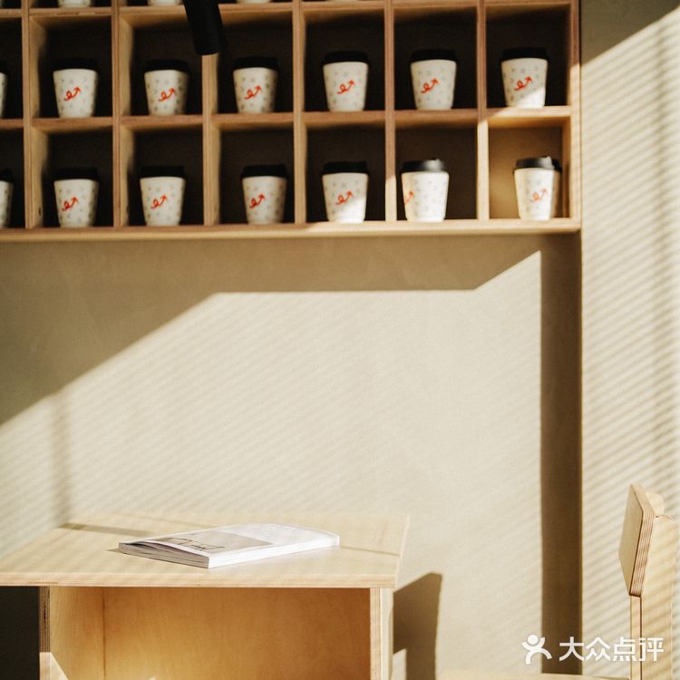 最近芜湖的天气简直不要太好，找了一间咖啡店晒太阳