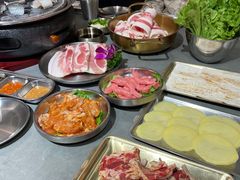 -围炉肉舍•炭烤活鳗•丹东海鲜烤肉(步行街店)