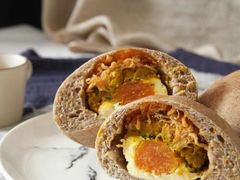 南瓜咸蛋黄肉松欧包-研麦家面包(亚泰华府店)