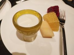 酸奶配鲜果-万豪中餐厅·粤菜·北京粤财JW万豪酒店