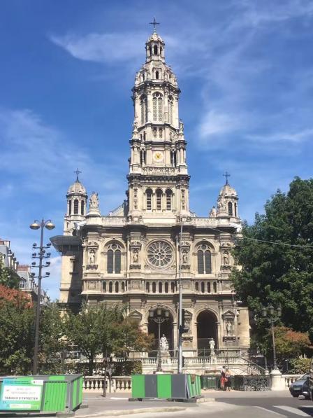 天主圣三教堂-"教堂很醒目,老远就看到了,去的时候正在维.