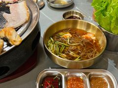 -围炉肉舍•炭烤活鳗•丹东海鲜烤肉(步行街店)