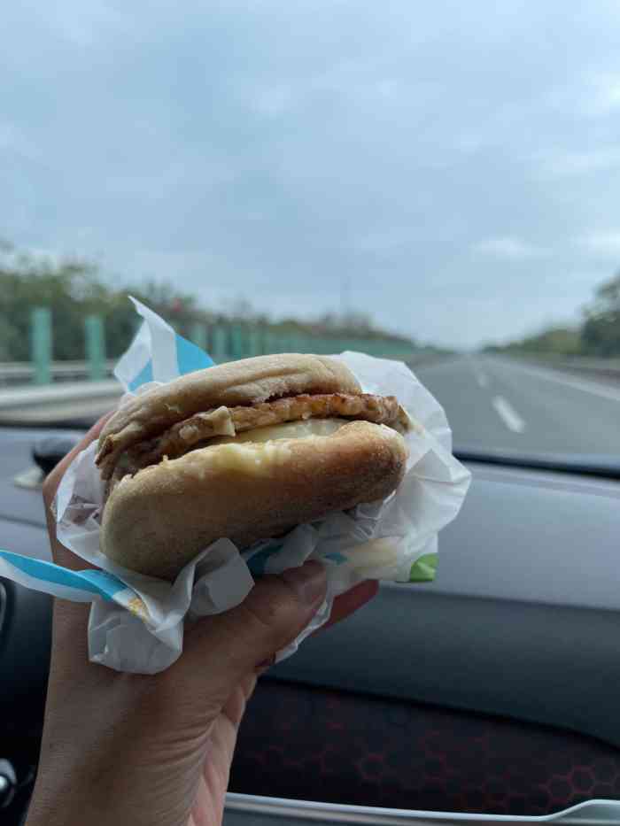 麦当劳(鲘门北店)-"开车那么长时间停在后门服务区休息休息顺便.