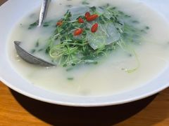 -帅巴人舅母子腊蹄民俗村