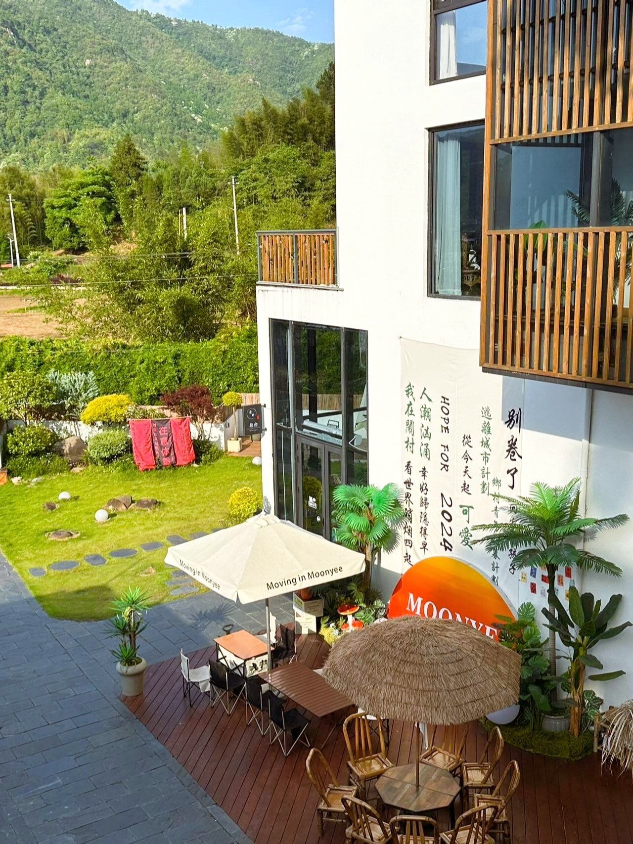 民宿配有抌水台,咖啡厅,儿童游乐区,小广场,草坪和蔬果园林