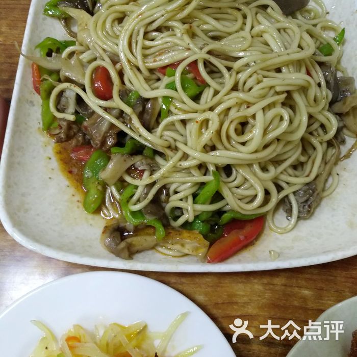 中国兰州拉面蘑菇炒牛肉盖浇面图片